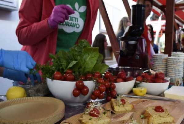 Na varaždinskom placu održan događaj na temu održivosti u gastronomiji Food Revolution Day